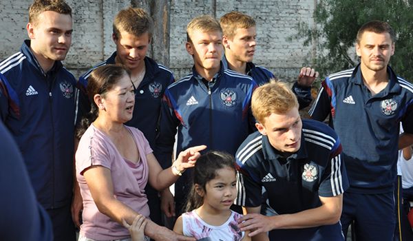 Jogadores da seleção russa visitam crianças da APAE de Itu