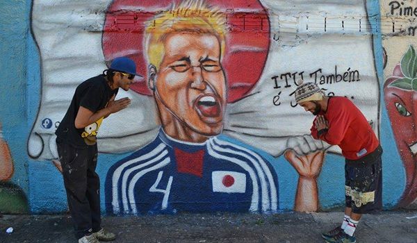 Muros do Novelli Júnior recebem pintura em grafite durante a Copa