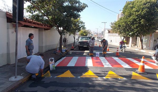 Lombofaixa é instalada na Rua Capitão Silvio Fleming
