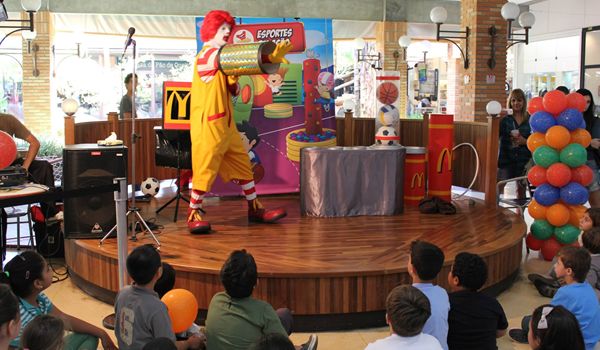 Ronald McDonald faz show gratuito no Plaza Shopping Itu