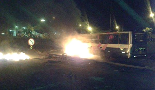 Ônibus e pneus são queimados em protestos no Pirapitingui