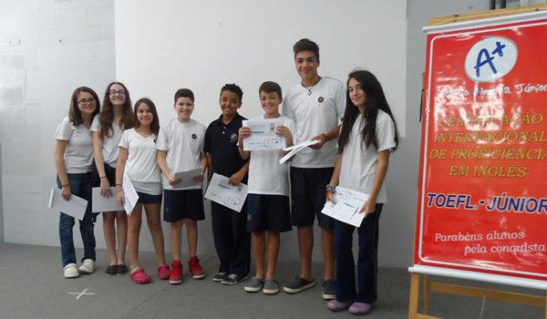 Alunos do Colégio Almeida Júnior recebem certificado do Toefl