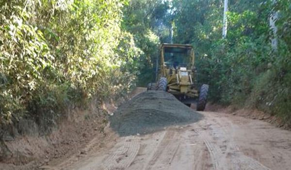 Estrada rural do Mato Dentro passa por manutenção