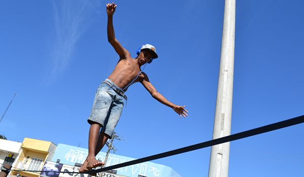 Projeto Vida em Movimento conta com espaço para slackline