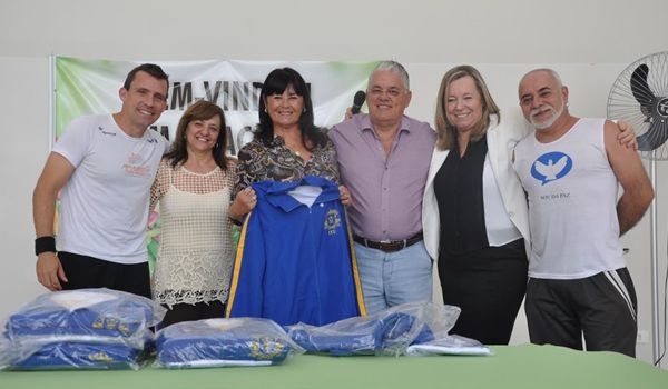 Atletas que disputarão os Jogos Regionais do Idoso recebem uniformes