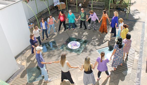 Roda Aberta de Dança Circular atrai visitantes ao Museu da Energia