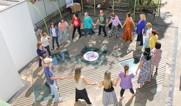 Roda Aberta de Dança Circular atrai visitantes ao Museu da Energia 