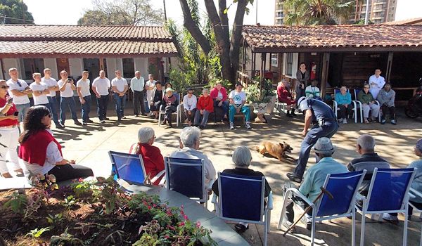 Canil da GCM faz apresentação no Centro de Convivência Dia para Idosos