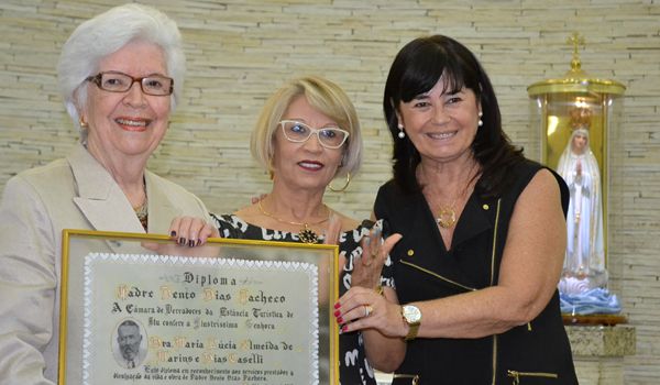 Drª. Maria Lúcia Caselli recebe o Diploma e Medalha Padre Bento