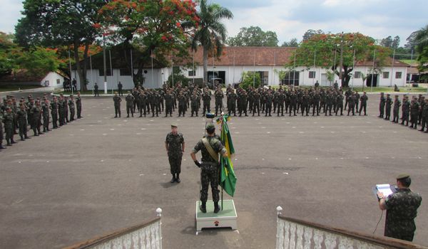 Regimento Deodoro realiza solenidade em comemoração ao Dia da Bandeira