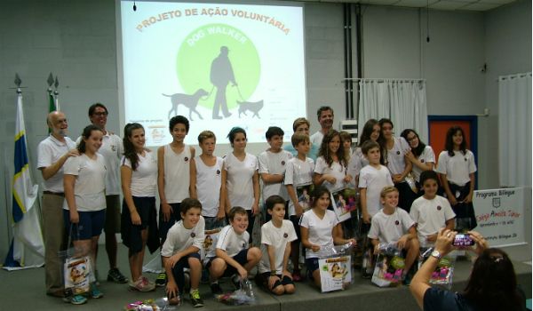 Curso de Dog Walker é ministrado para alunos do Colégio Almeida Júnior