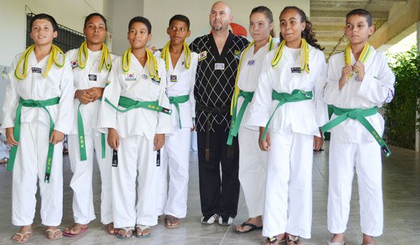 Alunos de Taekwondo realizam cerimônia de troca de faixas