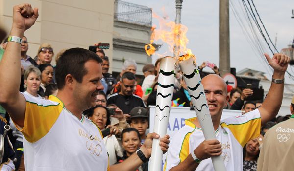 Tocha Olímpica Rio 2016 é recepcionada com empolgação em Itu
