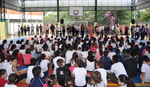Entregue cobertura da quadra da escola "Profª Ermelinda Silveira"