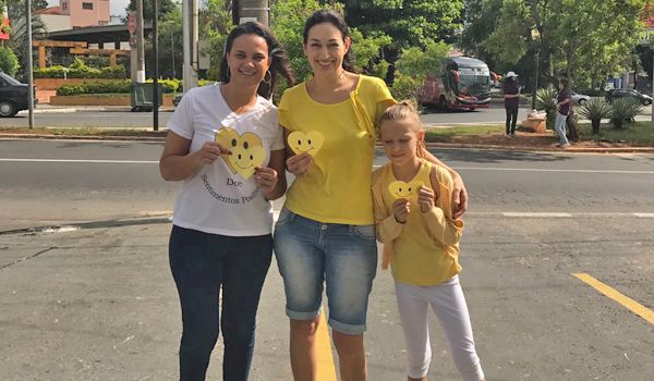 Integrantes do "Doe Sentimentos Positivos" distribuem mensagens em Itu