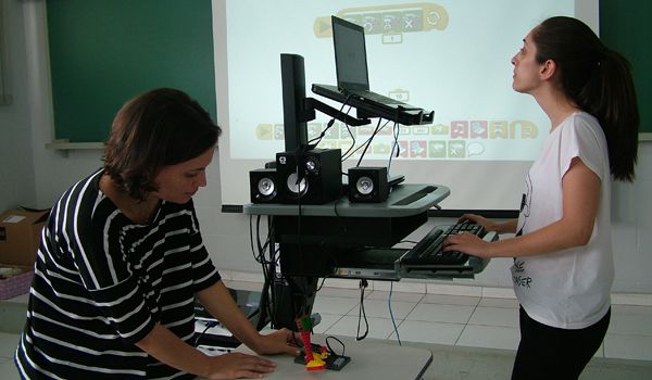 Professores do Bilíngue do Almeida Júnior participam de capacitação