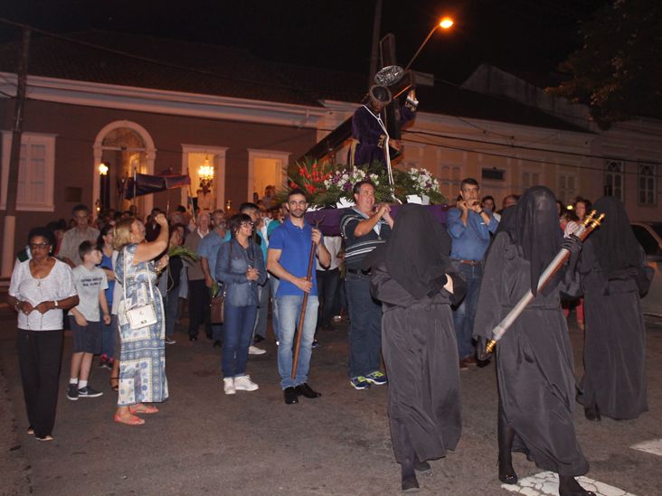 Dezenas participam da Procissão de Passos pelas ruas centrais de Itu