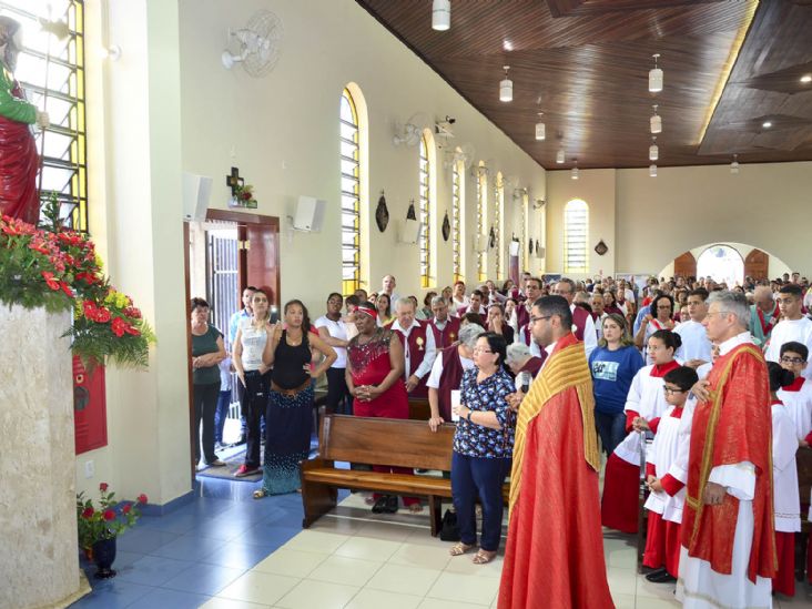 Com igreja lotada, devotos agradecem a São Judas Tadeu