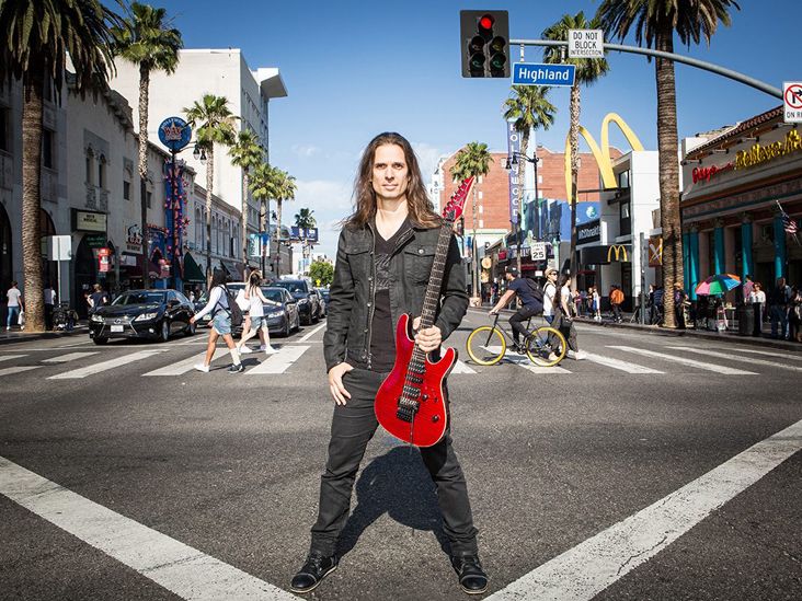 Kiko Loureiro realiza show instrumental no Sesc Sorocaba