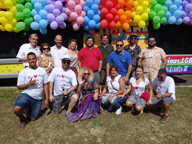 Com 17 atrações, V Parada LGBT reúne milhares de pessoas em Itu