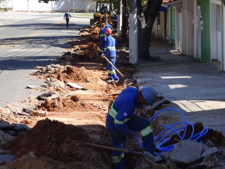 CIS substitui 200 metros em rede de água na Vila Leis