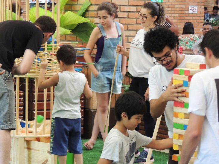 Centenas de pessoas participam do evento "Diversão Tamanho Família"