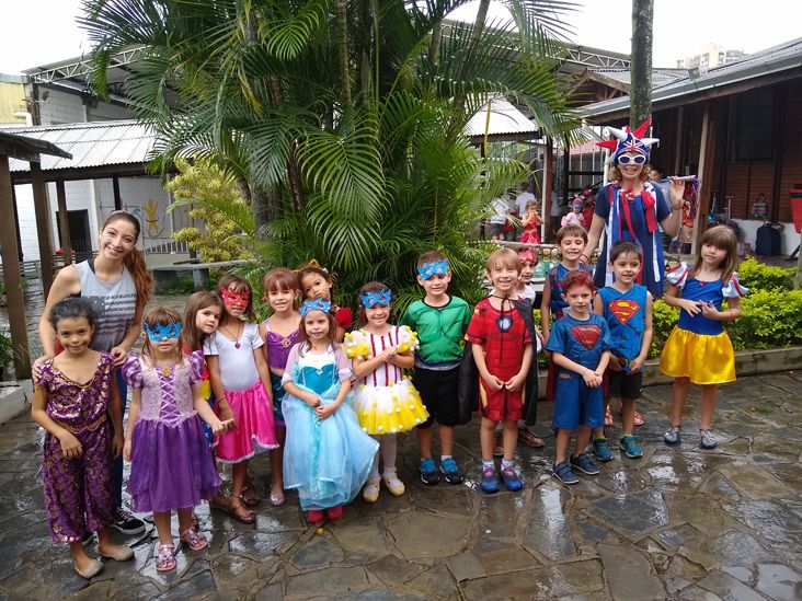 Alunos se divertem em baile de Carnaval do Colégio Monteiro Lobato