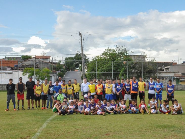 Escolinhas de futebol e futsal recebem bolas e coletes