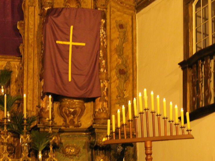 Schola Cantorum participa de Ofício de Trevas em Itaici 