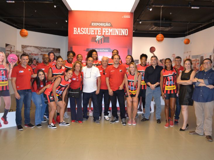 Ituano Basquete prestigia abertura de exposição no Plaza Shopping Itu