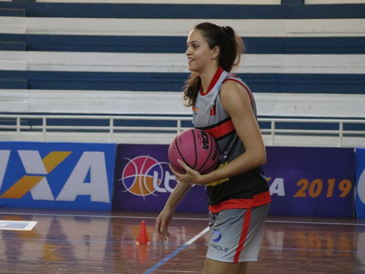 Ala Izabella Sangalli se apresenta ao Ituano Basquete