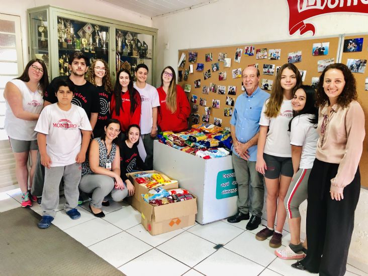 Colégio Monteiro Lobato doa 448 kg de alimentos ao Funssol de Itu  