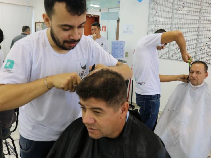 ONG João de Barro promove corte de cabelo e barba na Vila Lucinda
