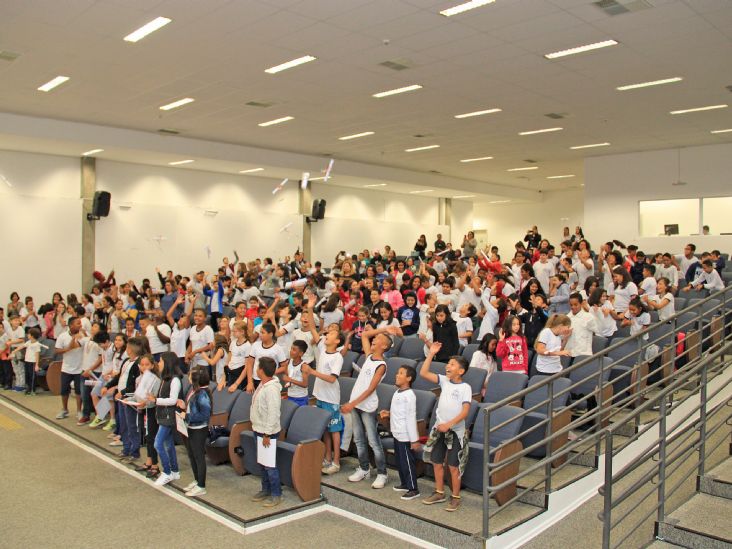 Alunos de escolas municipais participam de formatura do Proerd