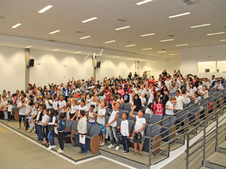 Alunos de escolas municipais participam de formatura do Proerd