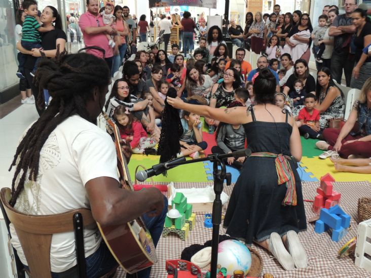 "Contação de Histórias" encanta adultos e crianças no Plaza Shopping