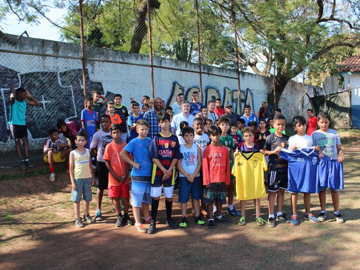 Autoridades entregam uniformes a alunos de futebol e futsal