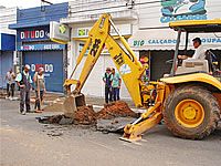 Saae conserta rede de água na rua Santa Rita